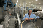 Zu sehen ist Dr. Simone Dahlmanns vor einer mechanischen Apparatur.