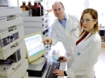 Prof. Dr. Stefan Bräse im Forschungslabor am Karlsruher Institut für Technologie bei der Entwicklung des MultiBacTAG-Systems.