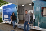 Ein Teil des KTBW-Teams vor dem Digital Health Truck. Links steht eine Frau mit Brille und braunen Haaren, rechts steht ein Mann mit dunkelblonden kurzen Haaren und Brille.