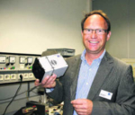 Stefan Bickert mit einer der Sensovation-Kameras – es handelt sich um ein vergleichsweise großes Exemplar aus der Produktpalette des Unternehmens. Gefragt sind die Techniken der Firma vor allem in der Biotechnologie, in der Medizin und Pathologie.