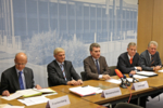 v.l.n.r.: Wissenschaftsminister Professor Dr. Peter Frankenberg, Professor Dr. Ernst Messerschmid, Ministerpräsident Günther H. Oettinger, Dr. Eberhard Veit und Wirtschaftsminister Ernst Pfister bei der Pressemitteilung nach der sechsten Sitzung des Innovationsrates