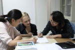Sandra Barudio in der Bibliothek von GenePharma, Suzhou, China, im Gespräch mit zwei Kolleginnen
