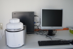 Arbeitsplatz mit Real-Time-PCR-Gerät im dsl-Labor.