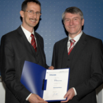 Die Hochschule Biberach hat dem früher am Biberacher Standort tätigen Pharma-Manager von Boehringer Ingelheim, Dr. Wolfram Carius, die akademische Würde eines Honorarprofessors verliehen. Der 47-jährige Pharmazeut war maßgeblich an der Errichtung des Studiengangs Pharmazeutische Biotechnologie an der Hochschule Biberach beteiligt.