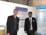 Prof. Marcel Leist, Leiter des CAAT-EU und Dr. Mardas Daneshian, Geschäftsführer des Kompetenzentrums für Tierversuch-Alternativen an der Uni Konstanz vor einem Poster stehend.