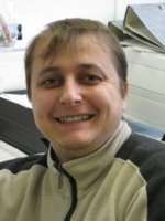 Zu sehen ist ein Mann mit brauen Haaren
