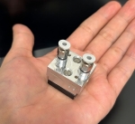 Der Sensor auf einer Handfläche, der gerade einmal ein Drittel der des Handtellers bedeckt.