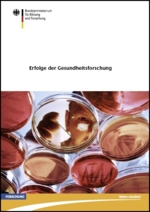 Das Deckblatt der Broschüre. Es sind Agarplatten mit Bakterienkulturen und ein Wissenschaftler, der Kulturen ausstreicht, abgebildet. (Copyright: BMBF)