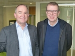 Prof. Alexander Bürkle und Prof. Jörg Bergemann lächeln freudlich in die Kamera