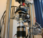 Eine Maschine im Biomechanik-Labor, die Druck und Bewegung erzeugt.