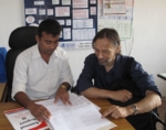 Prof. Dr. Martin Eichner (rechts im Bild) sitzt zusammen mit einem Mitarbeiter des Gesundheitsamtes in Ilam, Nepal, am Schreibtisch