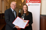Norbert Lammert überreicht den Studienpreis an Svenja Hinderer.