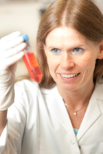 Nahaufnahme zeigt die Ulmer Forscherin Dr. Claudia Friesen mit einem Vial, in der sich die Substanz Methadon befindet.