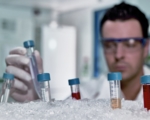 Laborant mit Reagenzgläsern