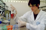 Eine Auszubildende beim Pipettieren.