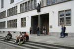 Das Bild zeigt den Eingang der neuen Universität in Heidelberg.
