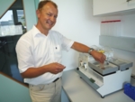 Pharmaforscher Martin Elmlinger im Labor an einem seiner Arbeitsgeräte.