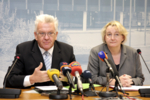 Ministerpräsident Winfried Kretschmann und Wissenschaftsministerin Theresia Bauer bei der Regierungspressekonferenz am 25. Oktober 2011 im Landtag in Stuttgart