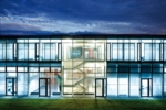 Glasfassade des Heidelberger Ionenstrahl-Therapiezentrums HIT bei Nacht