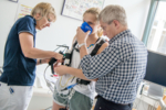 Zwei Menschen legen einer Patientin ein Messgerät an.