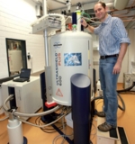 Heiko Möller standing in front of an NMR spectrometer.