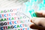 Die für eine Ganzgenomsequenzierung benötigten Proben werden immer kleiner. Bild aus dem Labor mit Probenröhrchen, im Hintergrund farbige Buchstaben der DNA-Bausteine CGAT