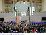 Bild zeigt einen Teil deutscher Parlamentarier im Dt. Reichstag, Blick auf Bundesadler, anlässlich der PID-Abstimmung am 7. Juli 2011.
