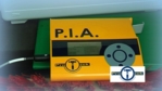 Zu sehen ist ein gelbes Discman-grosses Gerät mit einer Anzeige und dem Aufdruck PIA