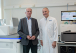 Prof. Lichter (links) und Prof. Schneeweiss, Leiter des Heidelberger Forschungsprogramms zum metastasierten Brustkrebs im Labor