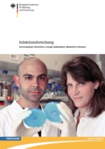 Es ist das Titelblatt der BMBF-Broschüre "Infektionsforschung - Immunsystem erforschen, Erreger bekämpfen, Menschen schützen" zu sehen: eine Forscherin und ein Forscher im Labor.