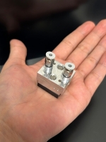 Der Sensor auf einer Handfläche, der gerade einmal ein Drittel der des Handtellers bedeckt.