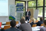 Zu sehen ist Prof. Dr. med. Thomas Decker vor Publikum während seinem Vortrag über hämatologische Diagnostik.