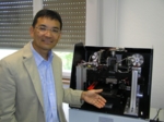 Paul Hing, Technik-Vorstand bei der Sensovation AG demonstriert eine hochauflösende Detektionskamera.