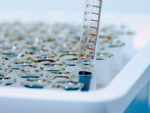 Eine serologische Pipette wird in ein kleines Gefäß gehalten.