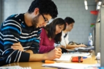 Zu sehen sind drei Studierende beim Lernen.