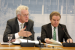 Ministerpräsident Winfried Kretschmann und Umweltminister Franz Untersteller bei der Regierungspressekonferenz am Dienstag (7. Februar 2012) im Landtag in Stuttgart.