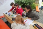Auf dem Kinder- und Jugendfest in Stuttgart können Kinder am Stand der BIOPRO durch Mikroskope Dauerpräparate von Zecken und Ameisen anschauen und zeichnen.