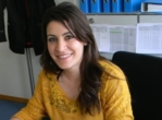 Gülsen Nair am Arbeitsplatz. Sie schrieb ihre Bachelorarbeit im Bereich „Forschung und Entwicklung“ bei der Firma Groninger. Nach erfolgreichem Abschluss arbeitet sie seitdem bei der F. Hoffmann-La Roche AG in Kaiseraugst.