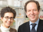 Wissenschaftliche Leiterin der Apoptose-Forschungsgruppe Simone Fulda zusammen mit Klaus-Michael Debatin, Chef der Uni-Kinderklinik und Apoptose-Fachmann.