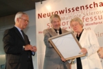 Überreichung der Urkunde an den dritten Träger der Hertie-Stiftungsprofessur, den Ulmer Neurowissenschaftler Frank Lehmann-Horn. Er wird flankiert vom Vorstandsvorsitzenden der Hertie-Stiftung Michael Endres und Bundesforschungsministerin Annette Schavan.