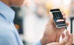 Ein Mann sticht sich in den Finger um eine Blutzuckermessung durchzuführen. Die Daten werden mit einer App direkt auf das Handy übertragen.