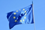 Eine Flagge der Europäischen Union flattert im Wind.