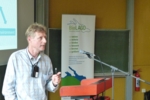 Zu sehen ist Ernst Hafen, der auf dem Forum einen Vortrag hält: Einer der diesjährigeren Gastredner beim bodenseeweiten Branchentreffen „UNI meets Pharma“ war Ernst Hafen, Gen-Forscher an der Eidgenössischen Technischen Hochschule Zürich ETH