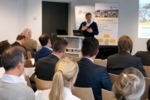 Bild des Referenten und seiner Zuhörer bei der Veranstaltung Medizintechnik trifft Anbieter von Industrie 4.0-Lösungen.