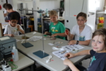 Schüler arbeiten im JFZ-Labor.