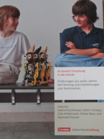 Es ist das Titelbild des Buches "So kommt Forschung in die Schule" zu sehen.