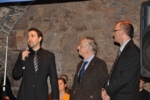Zu sehen sind drei Männer in dunklen Anzügen bei der Verleihung des Salome Gluecksohn-Waelsch Preises.