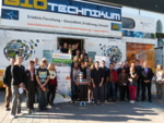 Zu sehen sind Schüler und Unternehmensvertreter vor dem BIOTechnikums Truck.