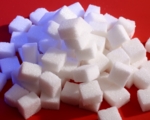 Das Symbolbild zeigt Zuckerwürfel. Diabetes, einer von Vieren des sog. Tödlichen Quartetts wird zur gesundheitsökonomischen Zeitbombe, weil er zahlreiche Begleit- und Folgeerkrankungen hat, deren kostenintensivste die kardiovaskulären Erkrankungen und der Schlaganfall sind. Beinamputationen im Gefolge von Diabetes zählt zu den teuersten Erkrankungen.