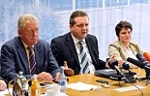 Das Bild zeigt Ministerpräsident Stefan Mappus in der Mitte mit Wirtschaftsminister Ernst Pfister (links) und Umweltministerin Tanja Gönner (rechts) bei einer Regierungspressekonferenz.